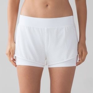 Lululemon Keep Score Shorts 3.5” Size 8 White Mesh Built in Liner Pocket Run